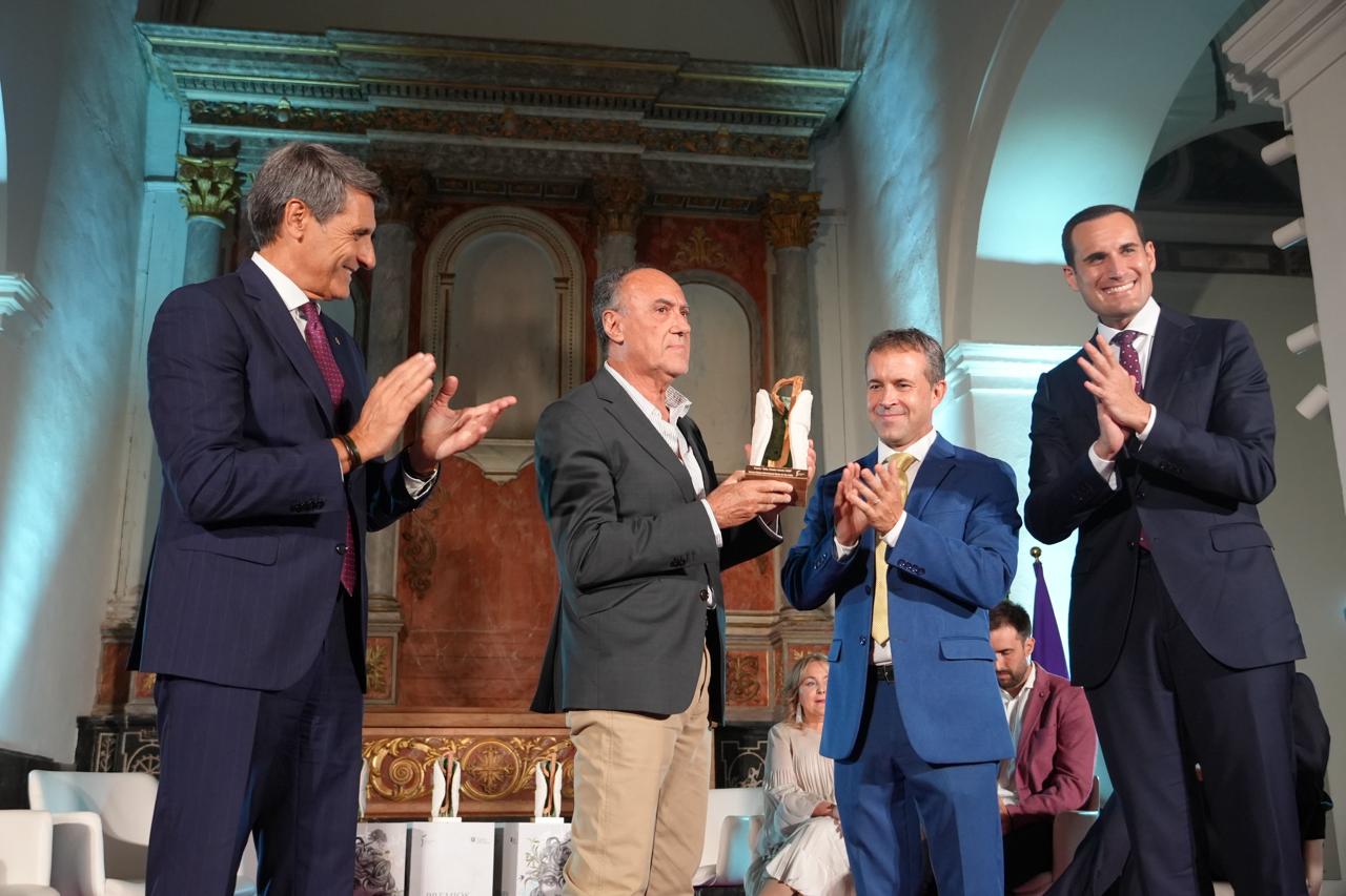 José Montané y Julio Millán han recogido el galardón concedido a la Carrera Urbana Noche de San Antón | Imagen en ventana nueva | Diputación de Jaén