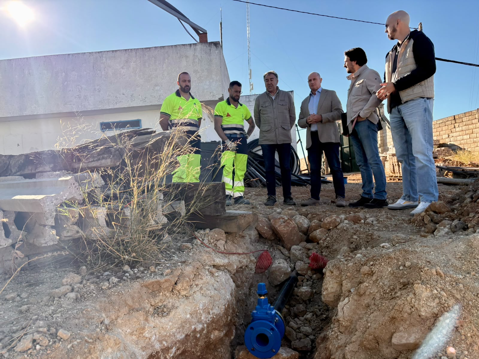 Joaquín Requena y José Luis Hidalgo, en el centro, durante su visita a estas obras