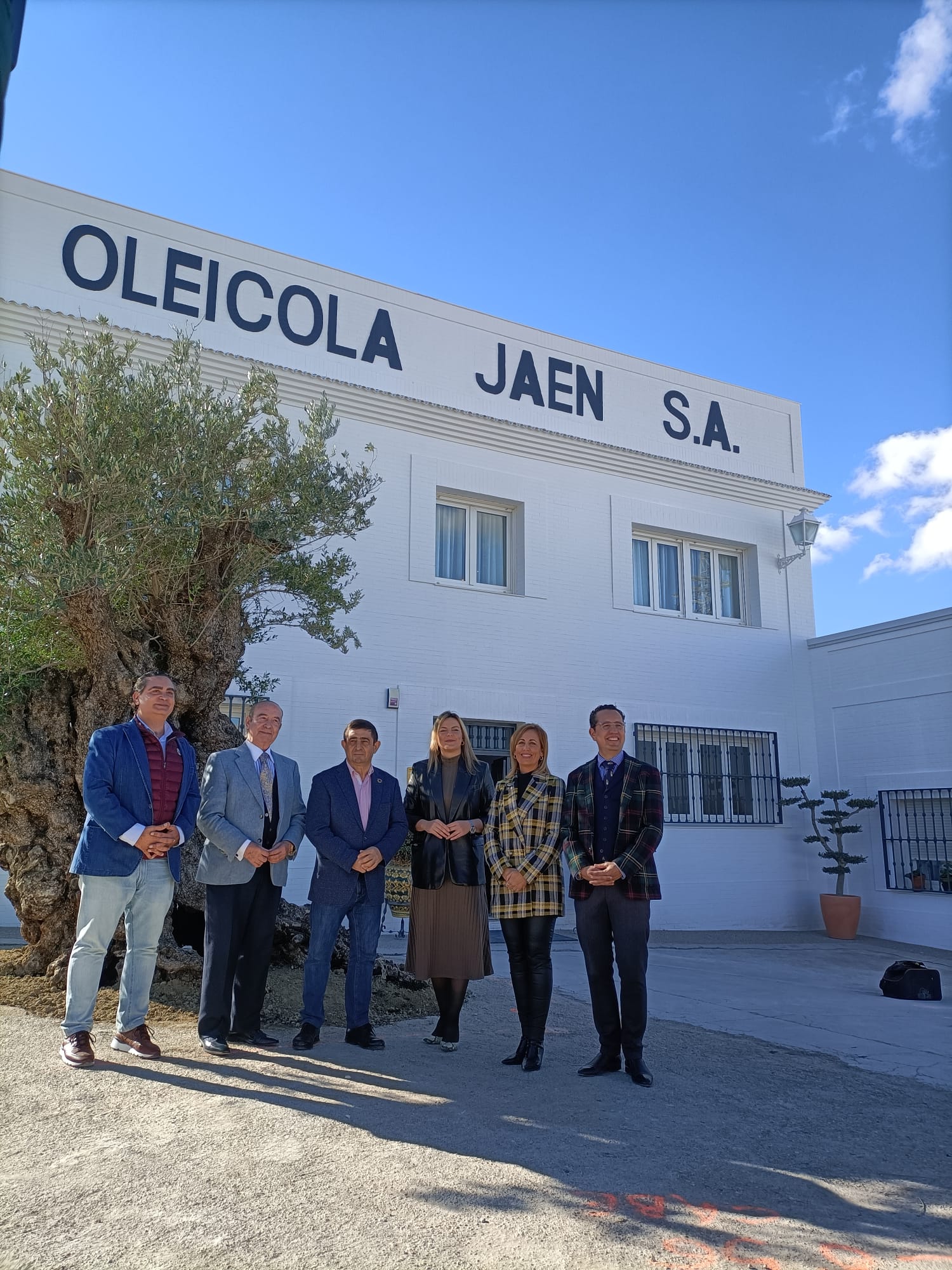 Francisco Reyes visita en Baeza la almazara de Oleícola Jaén. JPG de 443 KB  | Imagen en ventana nueva | Diputación de Jaén 