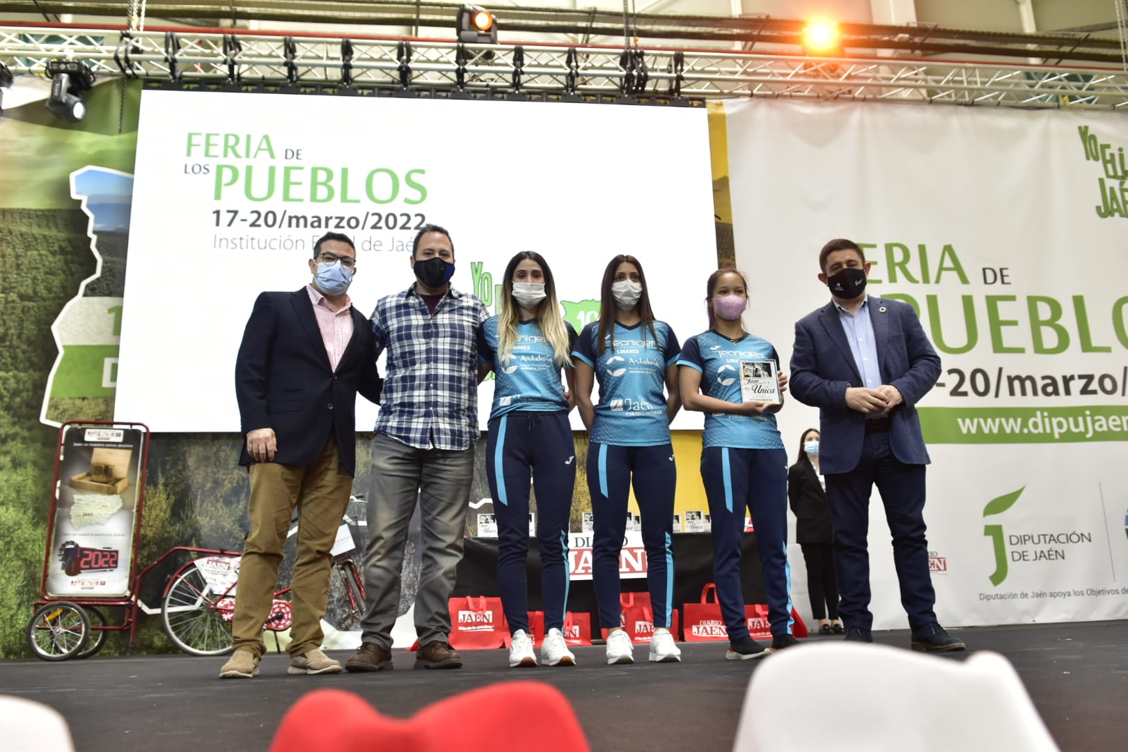 Reyes ha entregado el Premio Jaén Única al Real Club de Tenis de Mesa de Linares. JPG de 212 KB | Diputación de Jaén | Ampliar imagen