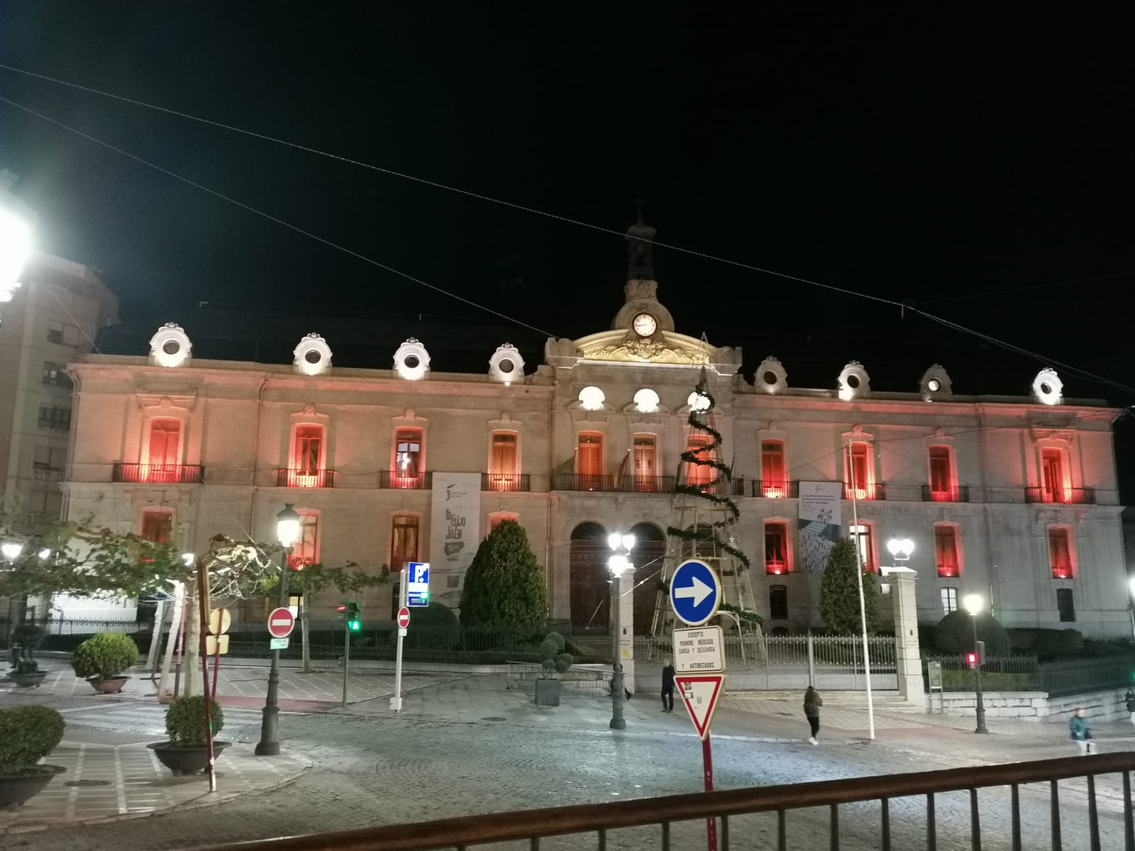 El Palacio Provincial se ha iluminado de rojo con motivo del Día Internacional del Síndrome 22q11. JPG de 180 KB | Ampliar en ventana nueva | Diputación de Jaén