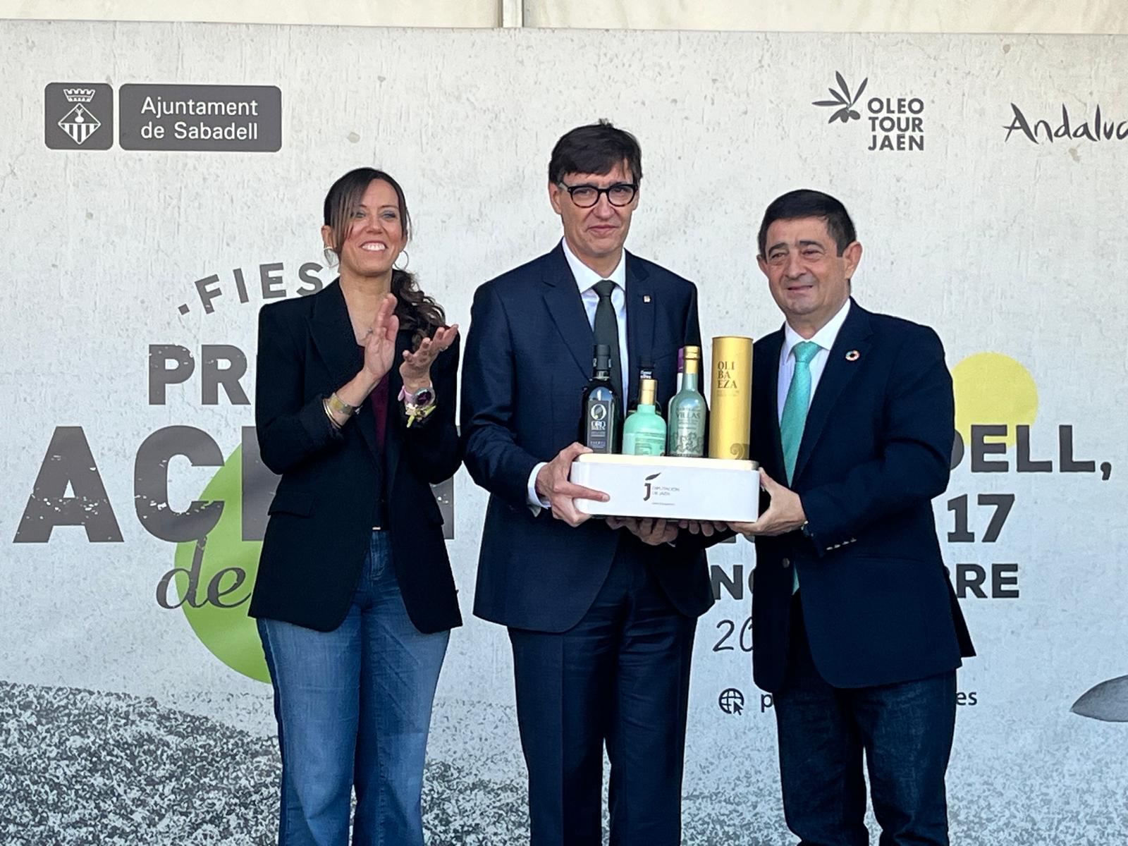 Foto de la noticia: El presidente de la Generalitat de Cataluña asiste a la clausura de la Fiesta del Primer Aceite de Jaén en Sabadell