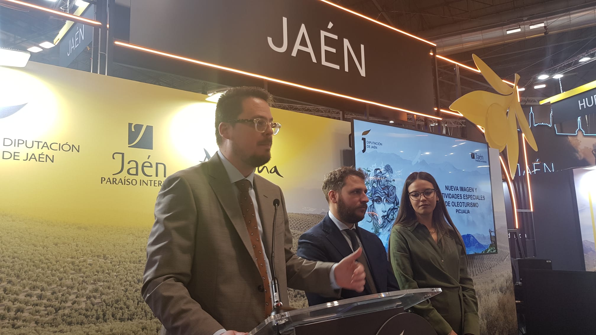 El presidente de la Diputación asiste al showcooking organizado por el restaurante Aureum de Picualia