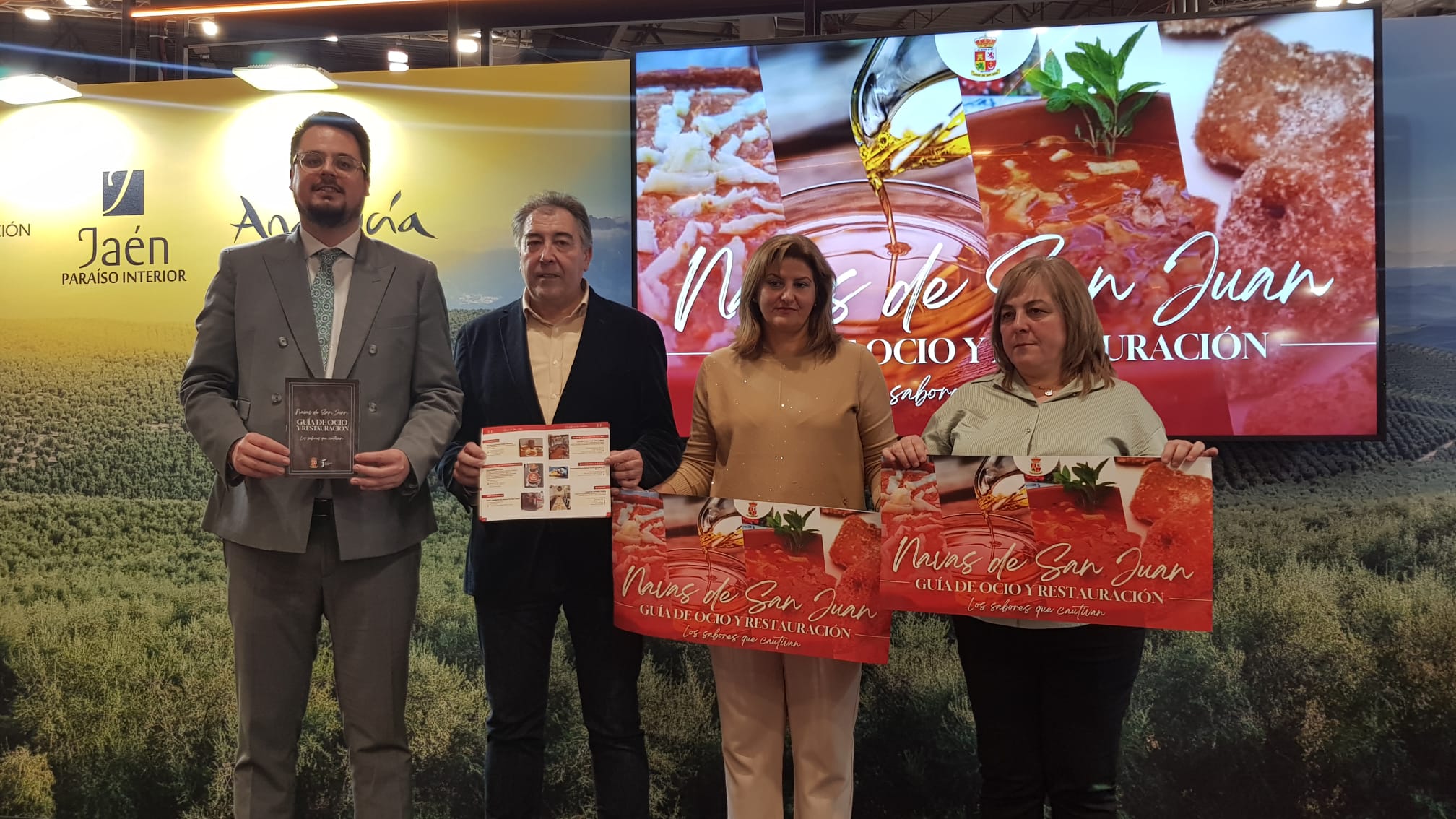 Francisco Javier Lozano y Joaquín Requena, alcalde de Navas de San Juan, han presentado la Guía de Ocio de Restaurantes y Bares de esta localidad de El Condado