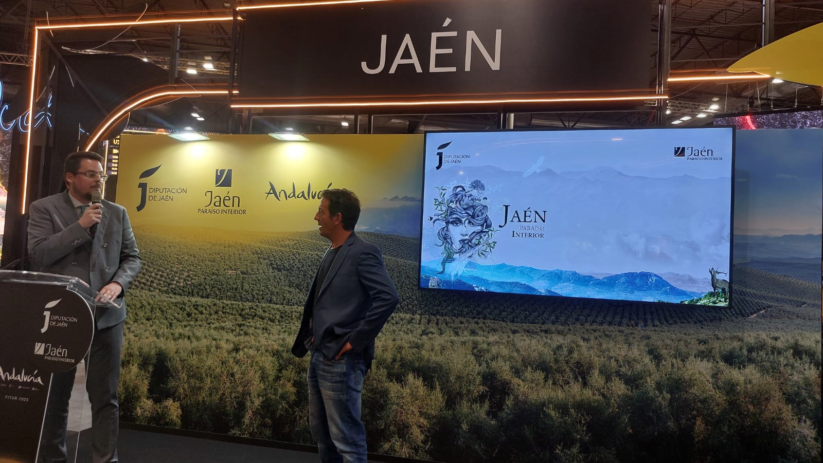 El diputado de Promoción y Turismo y el alcalde de Santiago-Pontones, presentando un vídeo promocional de esta localidad