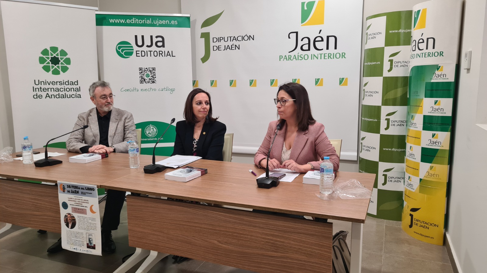 África Colomo, a la derecha, en el acto presentación de este libro | Diputación de Jaén | Ampliar imagen