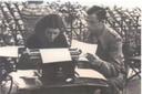 Abrir [Miguel Hern&aacute;ndez y Josefina Manresa en la terraza del Comisariado en Ja&eacute;n, junto a una m&aacute;quina de escribir]. [Fotograf&iacute;a]